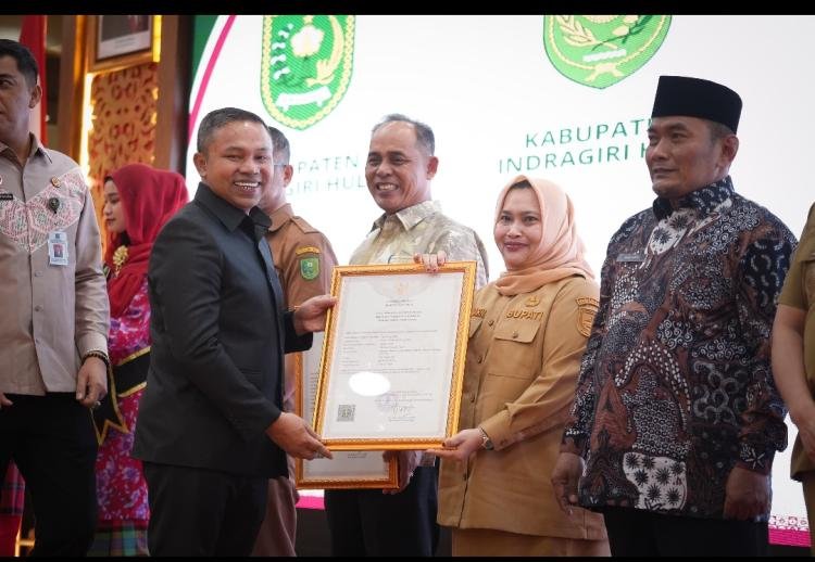 Bupati Kasmarni Terima dua Sertifikat KIK dari Kementerian Hukum RI