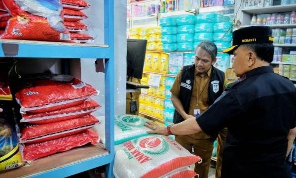 Tinjau Sejumlah Titik Distribusi, Bupati Pastikan Stok Beras di Meranti Aman
