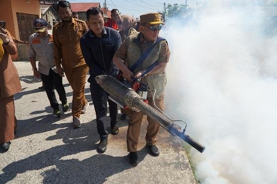 Tanggulangi KLB Malaria, Bupati Rohil Tinjau Langsung Kondisi Penderita Malaria dan Lakukan Fogging