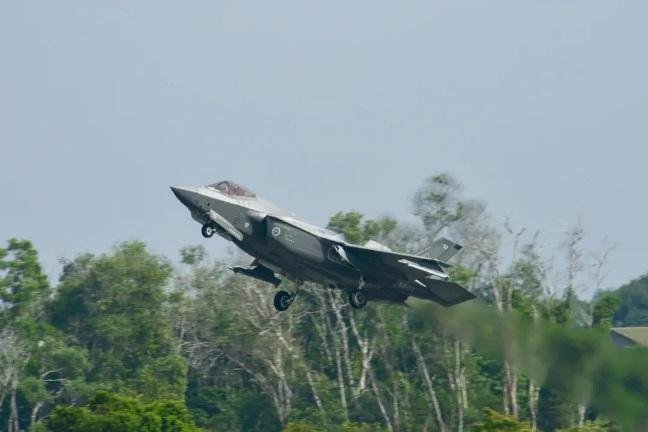 Uji Interoperabilitas: F-16 TNI AU dan F-35 RAAF Bertempur di Langit Pekanbaru