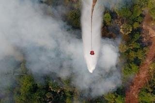 Titik Api Karhutla di Inhil Kembali Membara, Heli Water Bombing Bergerak Cepat