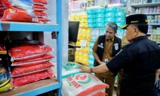 Tinjau Sejumlah Titik Distribusi, Bupati Pastikan Stok Beras di Meranti Aman