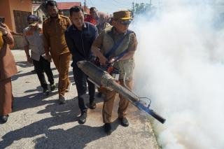 Tanggulangi KLB Malaria, Bupati Rohil Tinjau Langsung Kondisi Penderita Malaria dan Lakukan Fogging