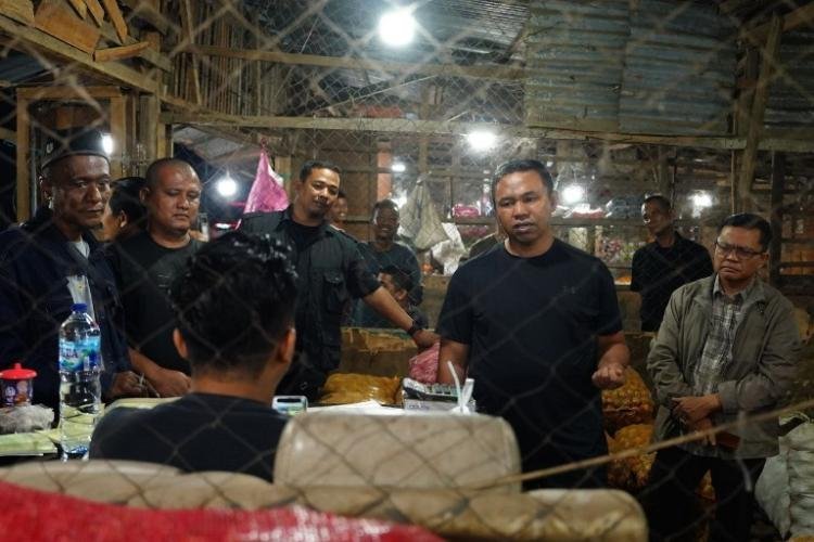 Pantau Harga Pangan, Gubri Abdul Wahid Blusukan Dini Hari di Pasar Induk