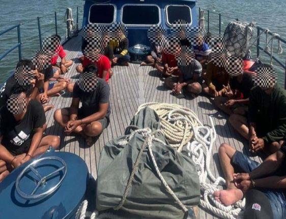 13 PMI Ilegal dan Ribuan Batang Kayu Gagal Dikirim ke Port Klang, Malaysia