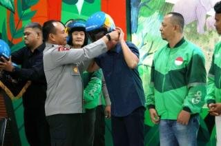 Peduli Disabilitas, Kapolda Riau Serahkan Helm Khusus ke Ojol Penyandang Tuna Rungu