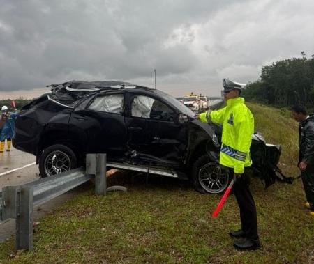 Fortuner Tabrak Pembatas Jalan di Tol Pekanbaru-Bangkinang, 1 Penumpang Luka Berat