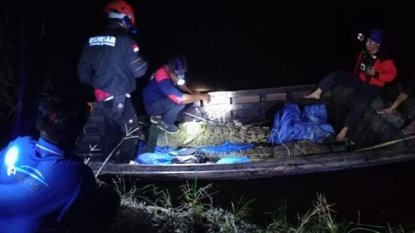 Damkar Inhil Tangkap Tiga Ekor Buaya di Sungai Indragiri