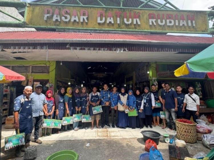Disperindagsar Rohil Apresiasi Pedagang Pasar Datuk Rubiah dengan Apron dan Cenderamata