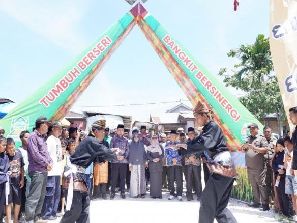 Wabup Kampar Puji Tradisi Ma’ Ahak Suwek di Desa Pulau Birandang