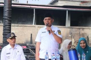 Bupati Inhil Herman Serahkan Bantuan kepada Korban Kebakaran di Tembilahan Hulu