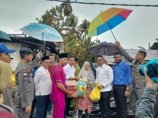 Usai Kebakaran Hebat di Bagan Punak, Wakil Bupati Rokan Hilir Gerak Cepat Salurkan Bantuan