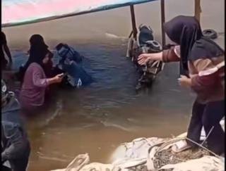 Rakit Penyeberangan di Sungai Rokan Tenggelam, Angkut 18 Penumpang dan 9 Motor