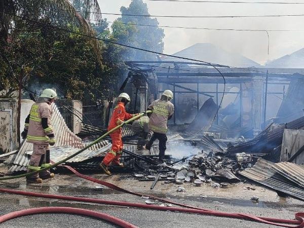 Ngeri! Detik-detik Mencekam Ledakan Gas di Warung Ayam Geprek Jalan Melur Pekanbaru