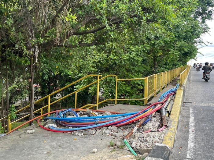 Pemprov Riau Putus 4 Kabel Liar di Jalur Pejalan Kaki Jembatan Siak I