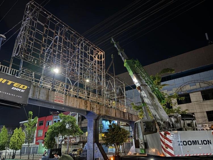 Pemko Pekanbaru Bongkar JPO Tuanku Tambusai karena Kondisi Lapuk dan Membahayakan