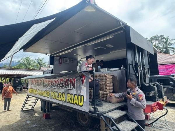 Mobil Dapur Brimob Polda Riau Sediakan 3.000 Porsi Makanan Sehari untuk Pengungsi Longsor di Sumbar
