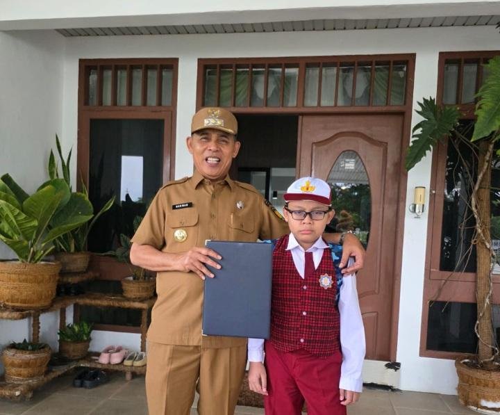 Bupati Inhil Ajak Ayah Ambil Rapor Anak, Tingkatkan Peran dalam Pendidikan