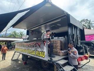 Mobil Dapur Brimob Polda Riau Sediakan 3.000 Porsi Makanan Sehari untuk Pengungsi Longsor di Sumbar