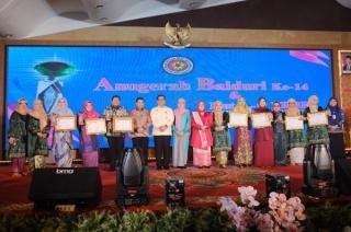 Tujuh Perempuan Riau Inspiratif Terima Anugerah Baiduri PRBF 2025, Ini Daftarnya
