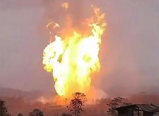 Pipa Gas Tanam Meledak di Kemuning Inhil, Kobaran Api Menjulang Tinggi ke Angkasa