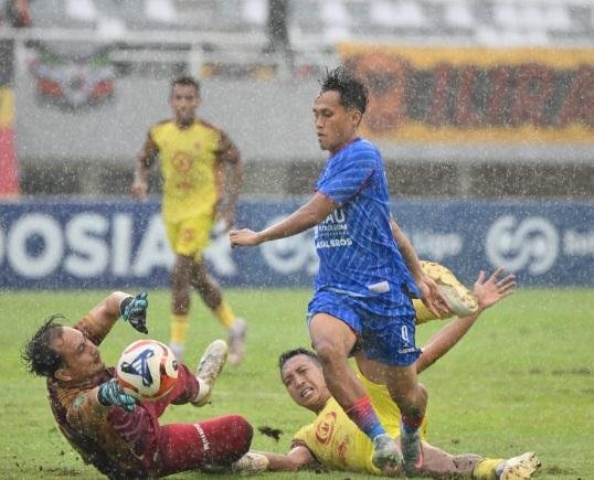 Aji Santoso Akui Hujan dan Kartu Merah Untungkan PSPS Saat Bungkam Sriwijaya FC