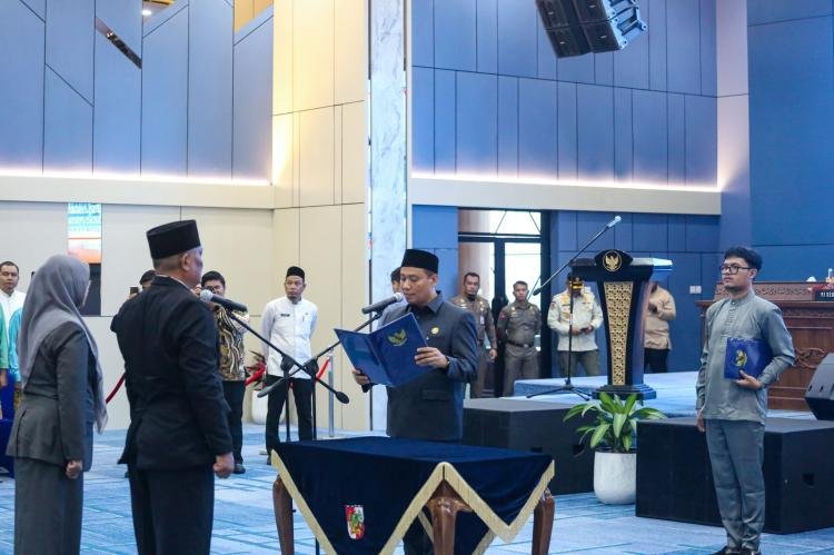 Wawako Pekanbaru Lantik 43 Pejabat Struktural dan Fungsional