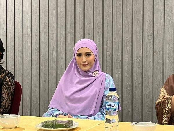 Bukan Lagi Baju Formal, Adelia Pasha Ajak Gen-Z Tampil Keren dengan Batik
