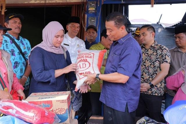 Wawako Pekanbaru Serahkan Bantuan untuk Korban Kebakaran di Sukajadi