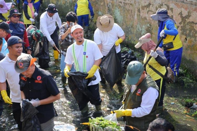 Pasutri Nomor Satu di Pekanbaru Ini Kompak Pungut Sampah