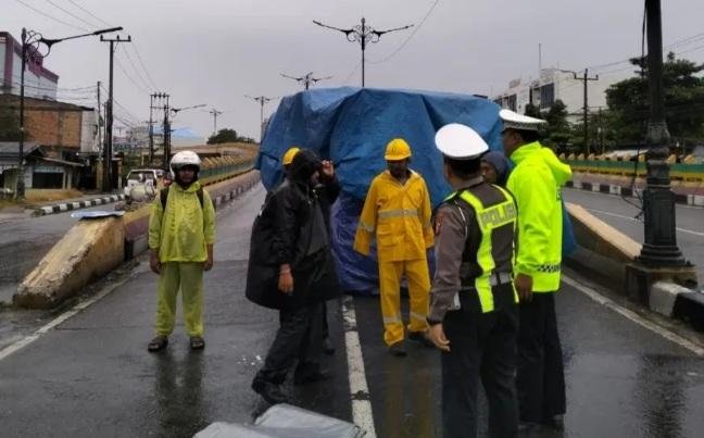 Truk Tangki BBM Terguling di Sudirman Pekanbaru, Sopir Diduga Microsleep