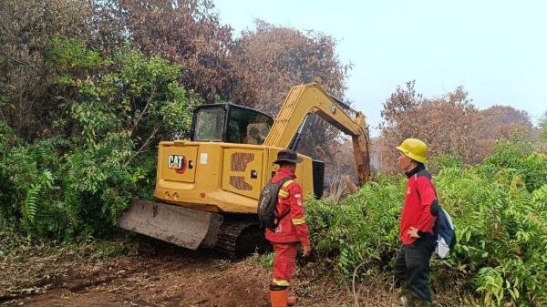Alat Berat Dikerahkan: Sekat Api dan Buka Akses Air untuk Pemadaman Karhutla di Desa Sekodi