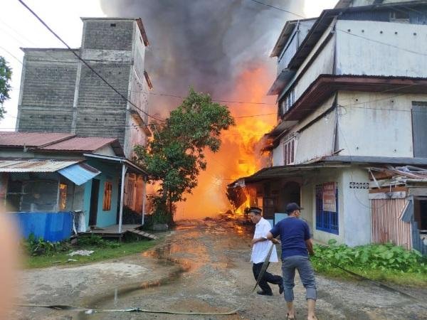 Inhil Berduka: Kebakaran Hebat di Pulau Kijang Hanguskan Puluhan Rumah