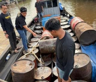 Kapal Kayu KM Surya Tertangkap Tangan Angkut 5 Ribu Liter Bio Solar Tanpa Dokumen