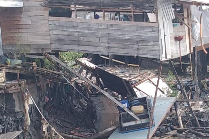 Longsor di Kuala Enok Inhil: Empat Rumah Terjun ke Sungai, Belasan KK Terdampak